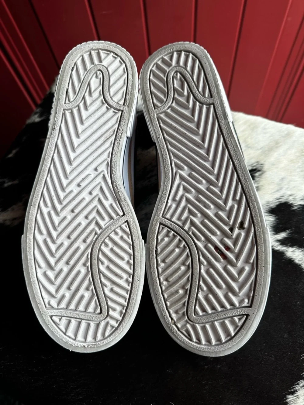 Nike White Low-Top Sneakers with Black Swoosh and Gold Trim - Picture 6 of 7